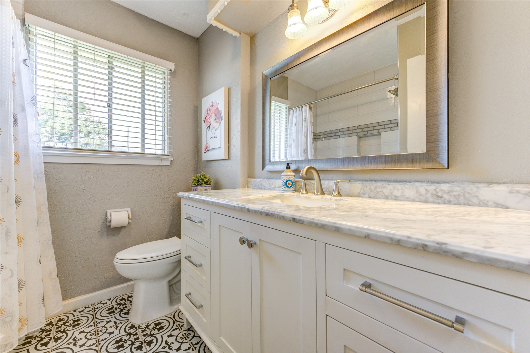 4018 Blalock Road Houston, TX 77080 - Photo 8 of 35 Secondary full bathroom