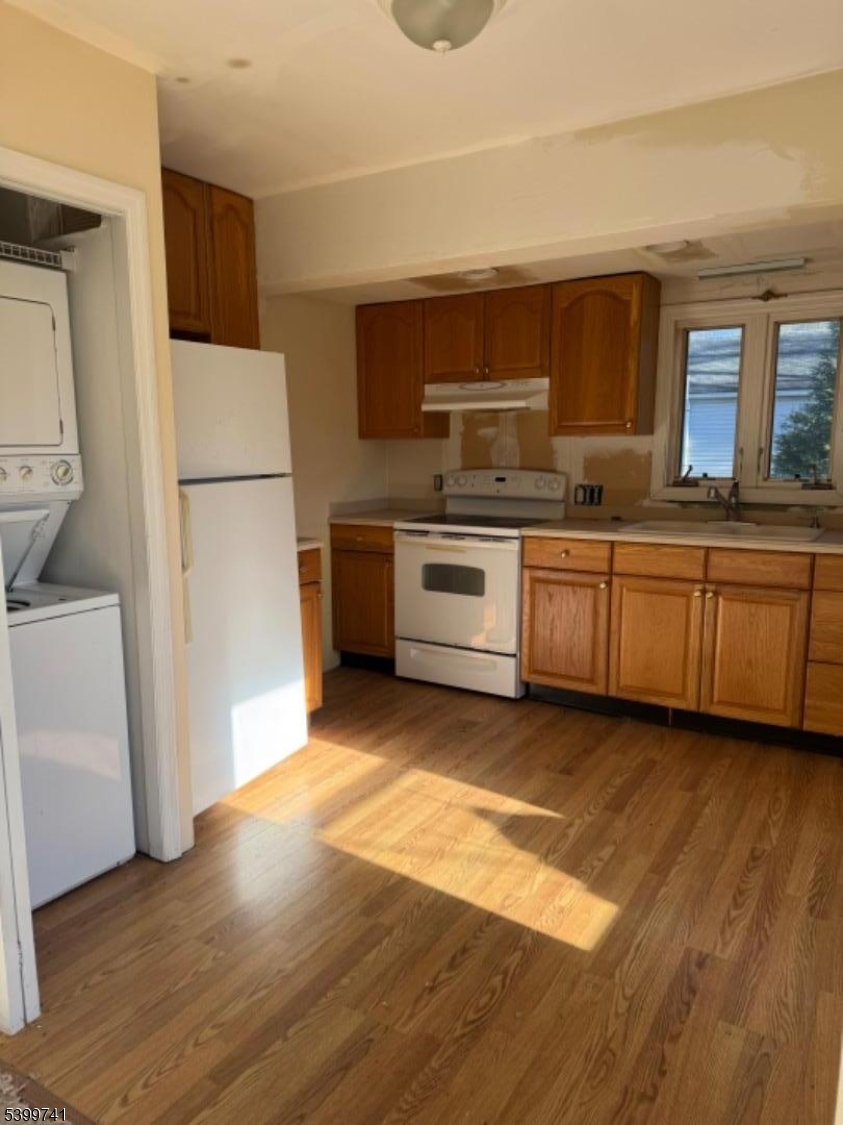 6 Maple Lane Hampton, NJ 08827 - Photo 2 of 13 a kitchen with granite countertop a sink a stove a refrigerator and wooden floor