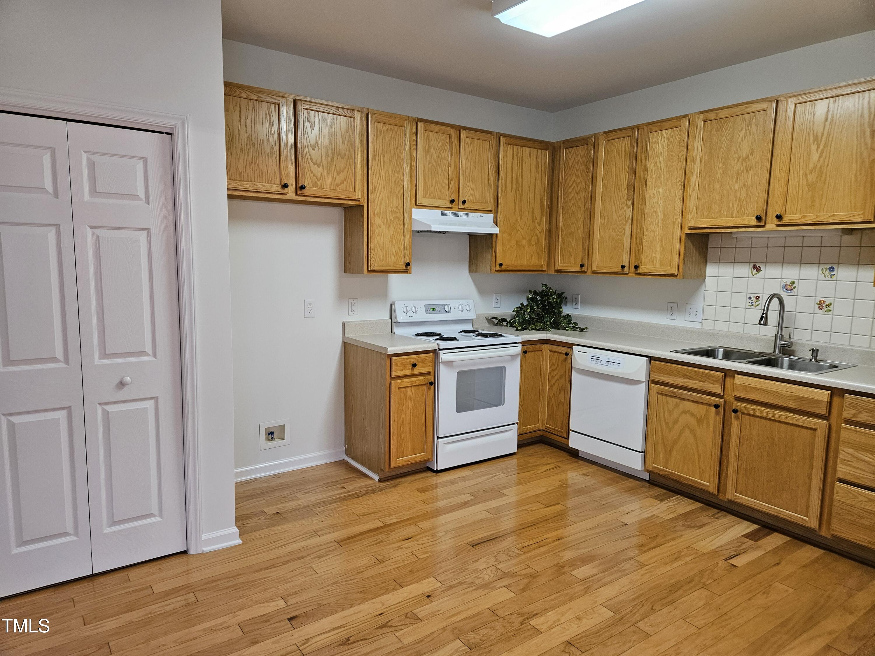 2917 Beehnon Way Raleigh, NC 27603 - Photo 16 of 39 Kitchen/laundry