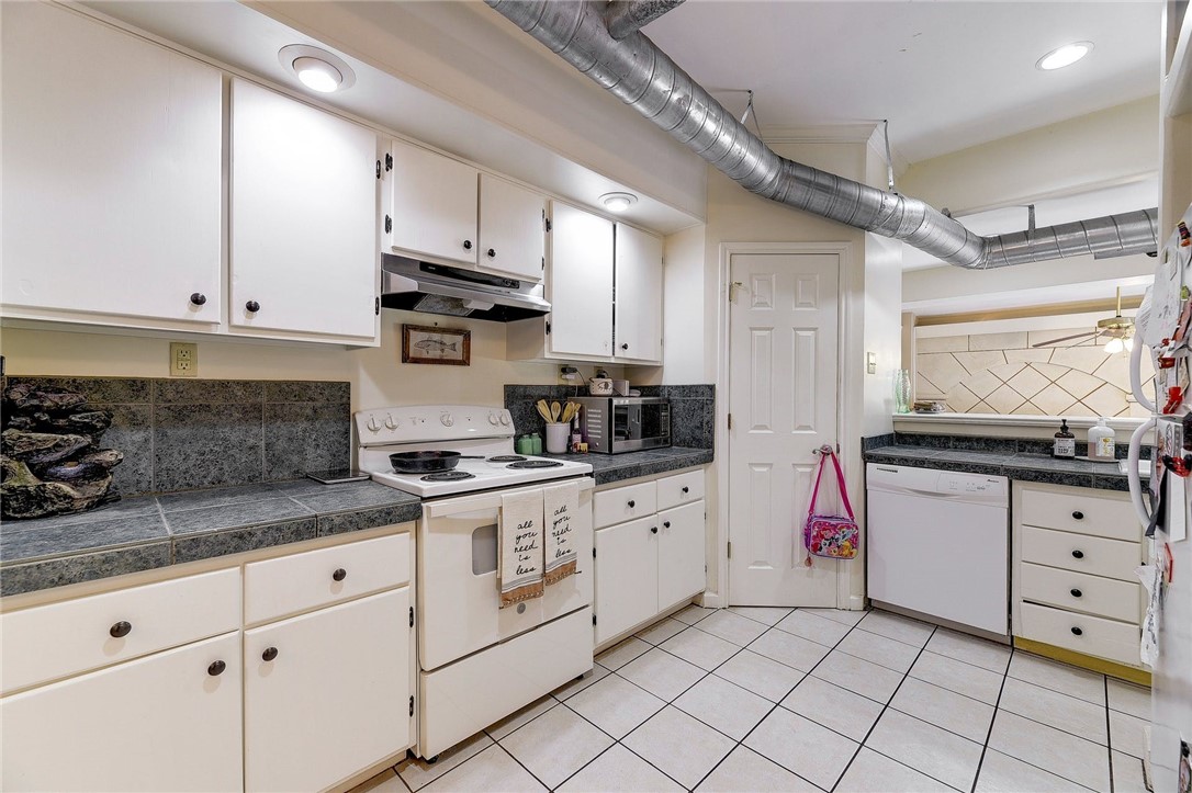 1712 Lakeshore Drive, Unit A Austin, TX 78746 - Photo 3 of 15