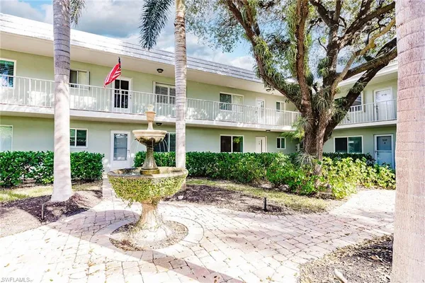$2,750 | 527 Broad Avenue South, Unit 527, Naples, FL 34102