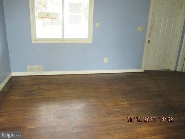 447 Old Home Road Baltimore, MD 21206 - Photo 2 of 14 Living Room