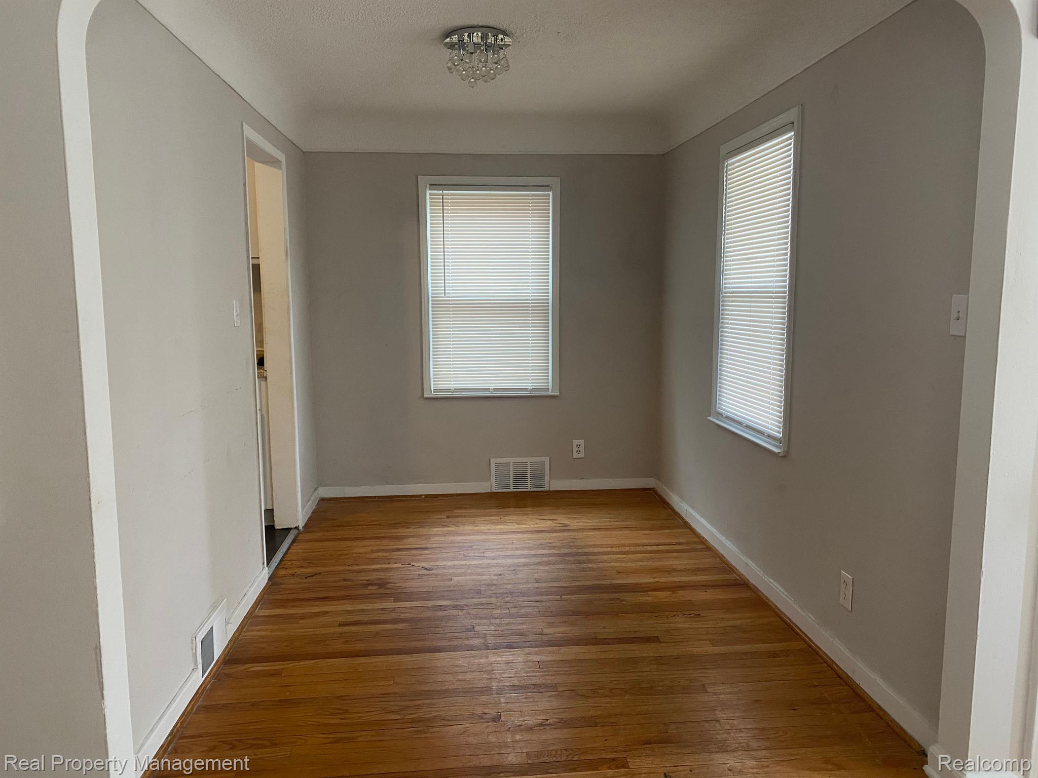 19325 Annchester Road Detroit, MI 48219 - Photo 4 of 19 Gallery Image 4