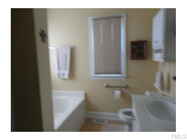 72 Hunters Point Court Angier, NC 27501 - Photo 8 of 10 Master bath with garden tub