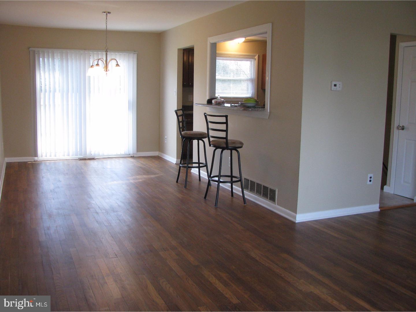 42 Dryden Road New Castle, DE 19720 - Photo 4 of 22 Living Room