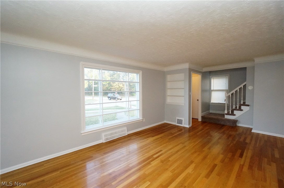 4063 Linnell Road Cleveland, OH 44121 - Photo 5 of 35