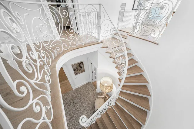 a view of entryway with a