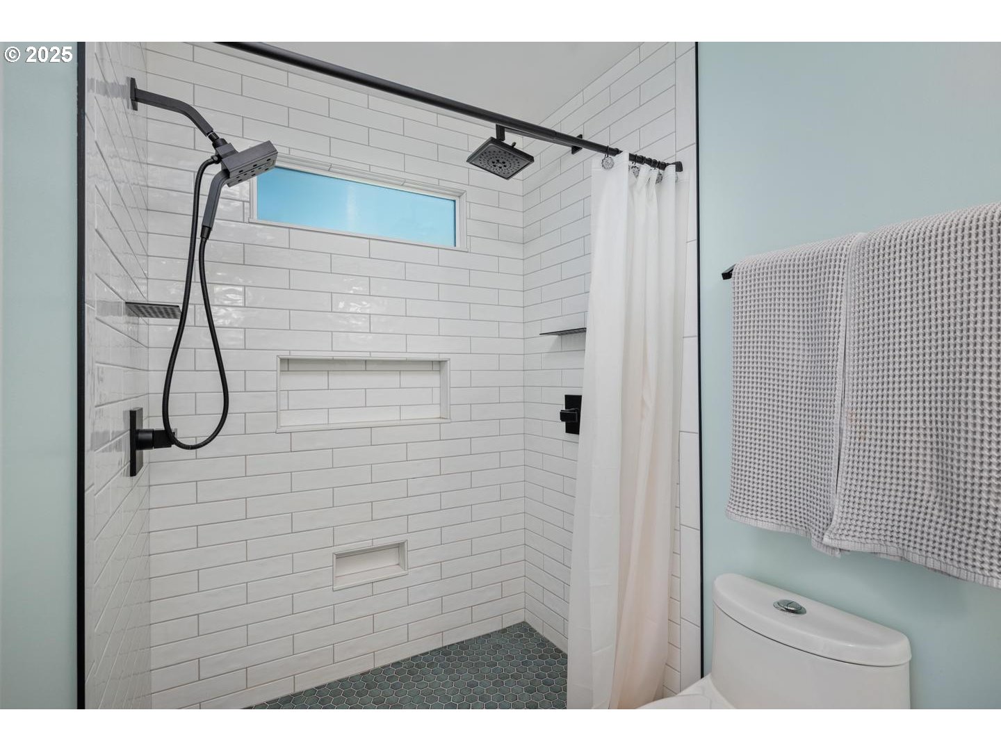 2000 Northwest 7th Place Gresham, OR 97030 - Photo 15 of 34 a bathroom with a shower