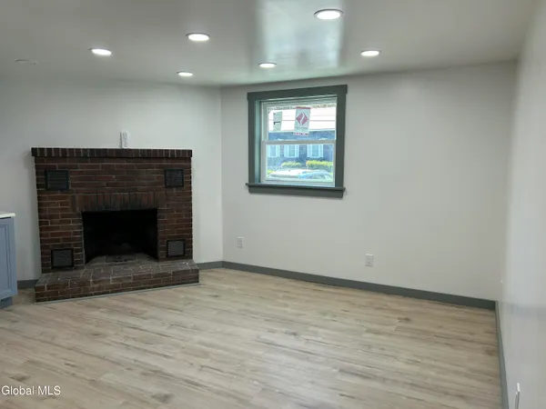 $1,400 | 4450 North Main Street, Moriah, NY 12974