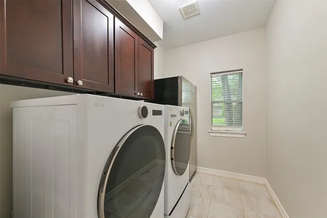 a view of a livingroom with washer and dryer
