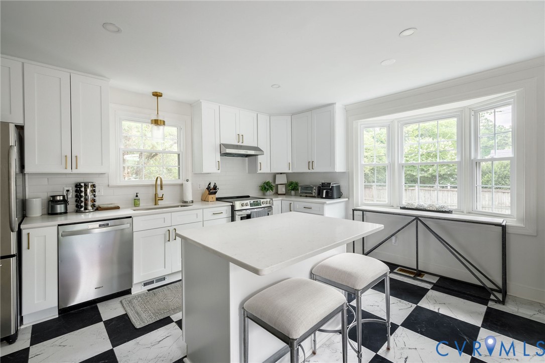 7108 Three Chopt Road Richmond, VA 23226 - Photo 16 of 49 center island with island seating