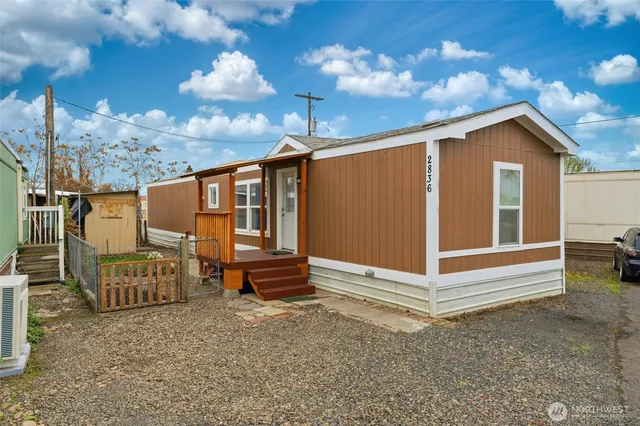 a view of a house with backyard and porch