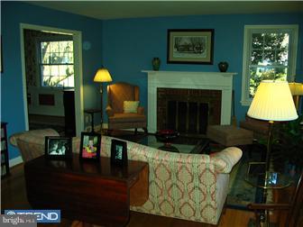 512 Devon Road Barrington, NJ 08033 - Photo 2 of 12 Living Room