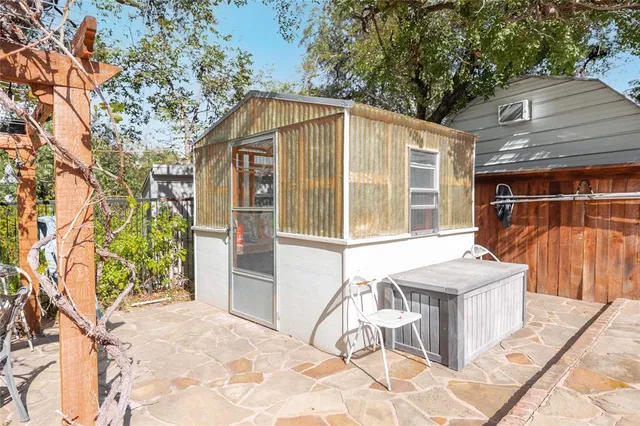 a view of a house with backyard and sitting area