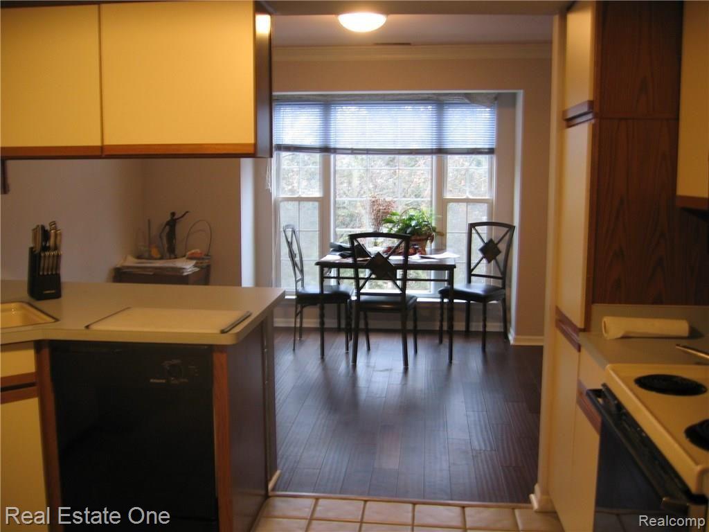 1675 Huntington Park, Unit 4 (D) Rochester, MI 48309 - Photo 12 of 37 KITCHEN VIEW OF DINING AREA