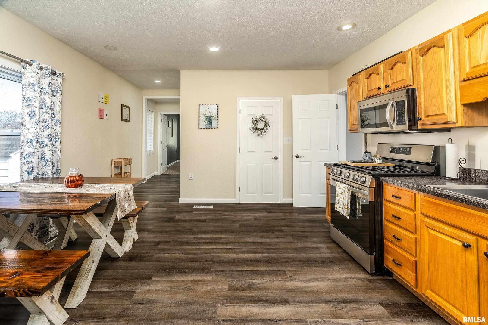 205 South 3rd Street Dahlgren, IL 62828 - Photo 15 of 48