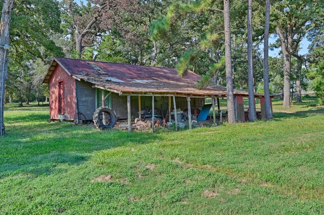 a view of a house that has a backyard
