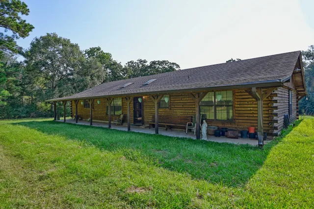 a view of a house with a backyard