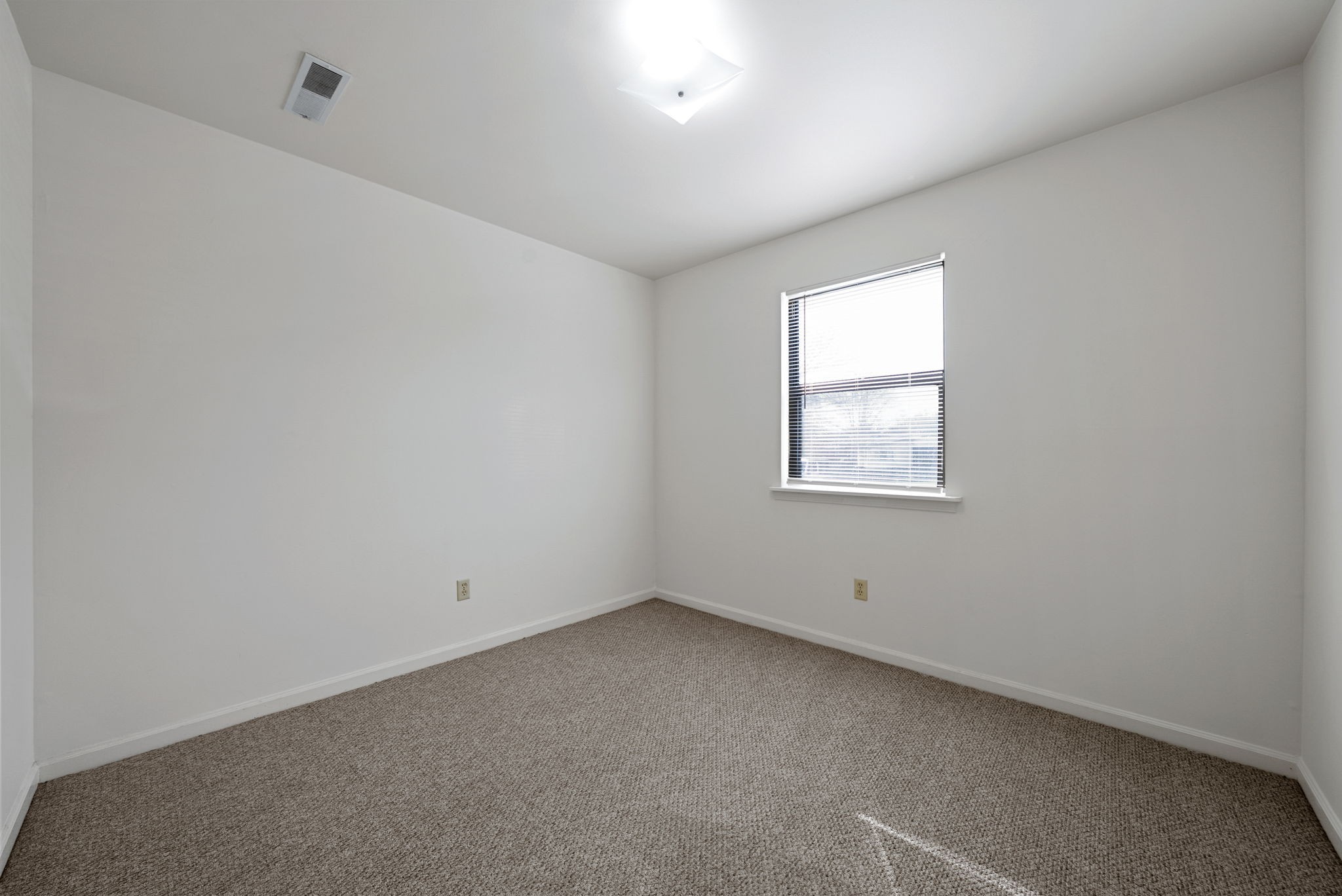 2830 Greenville Road, Unit C4 Hopkinsville, KY 42240 - Photo 11 of 18 an empty room with a window