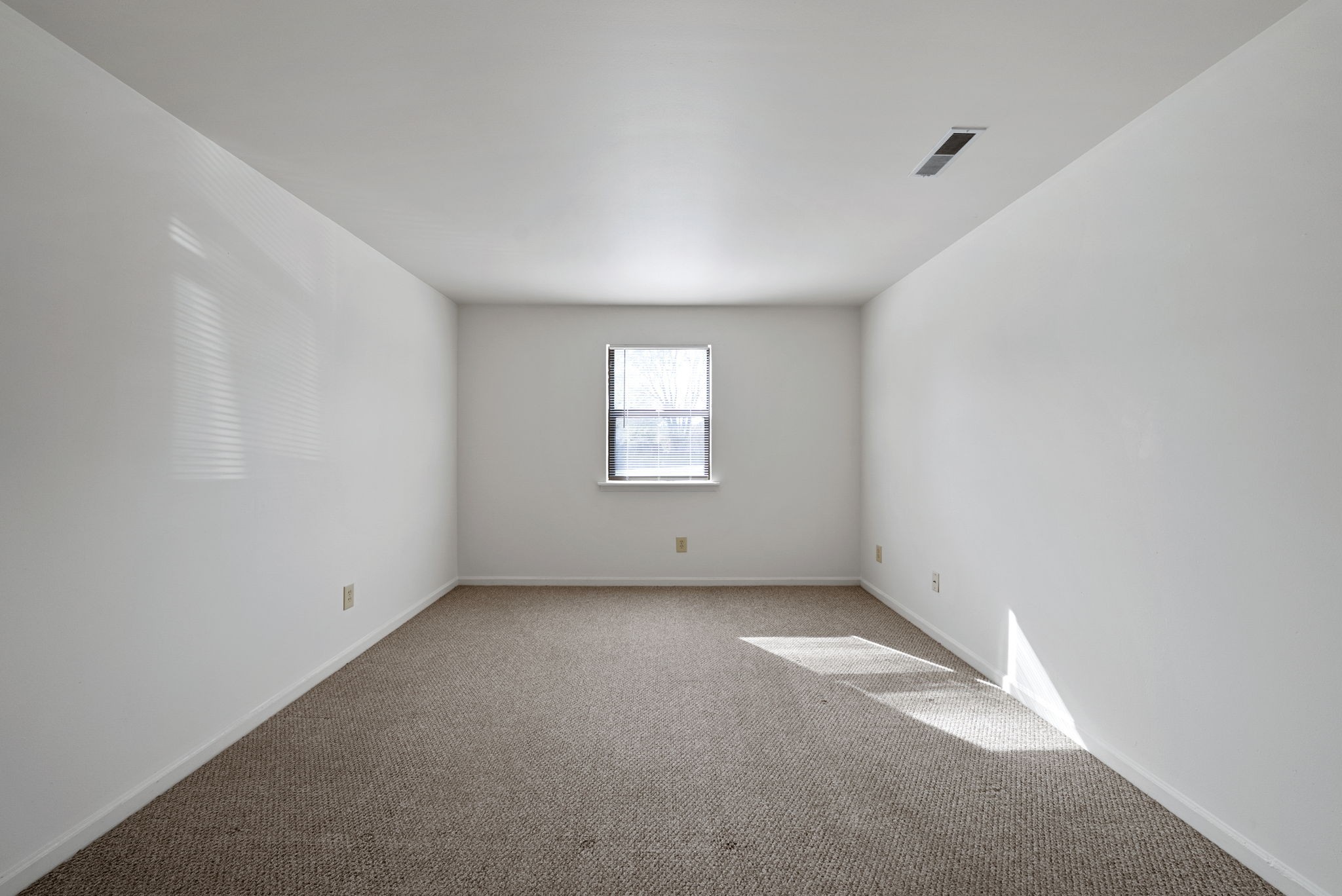 2830 Greenville Road, Unit C4 Hopkinsville, KY 42240 - Photo 9 of 18 an empty room with windows