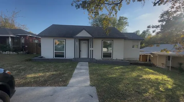 a view of a house with a yard