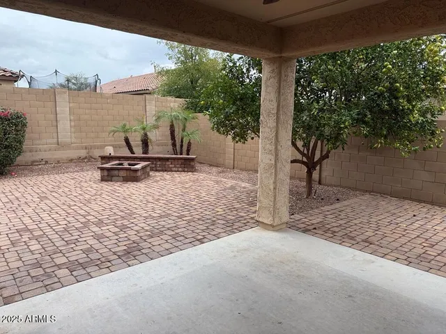 a view of a backyard