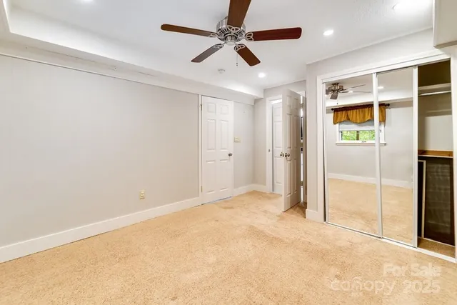 en empty room with window and ceiling fan