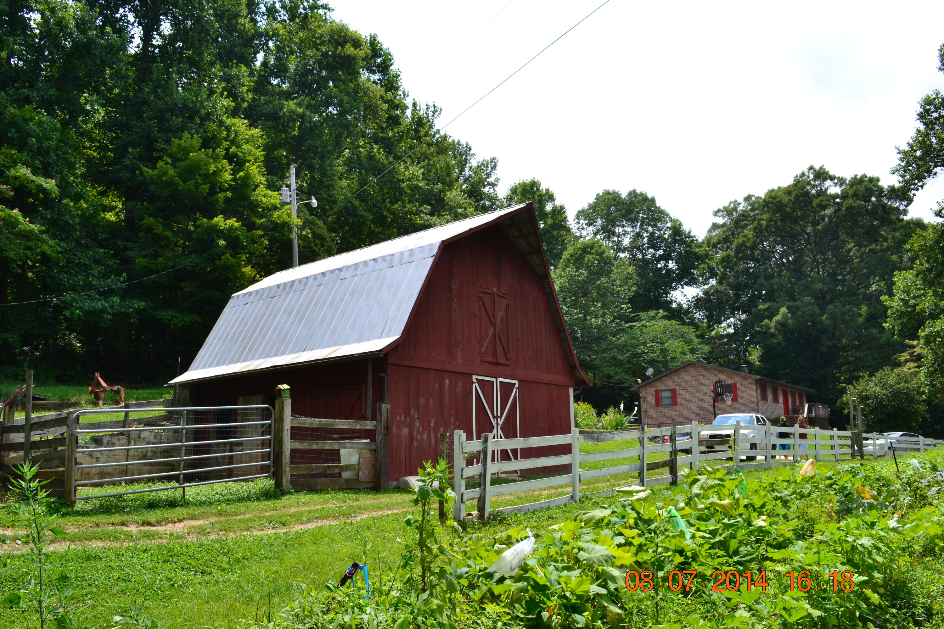 608 Webster Road Harriman, TN 37748 - Photo 8 of 37 Barn and House