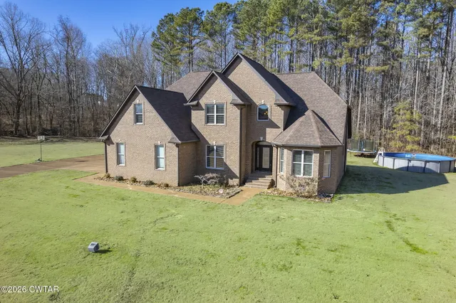 a view of a house with yard