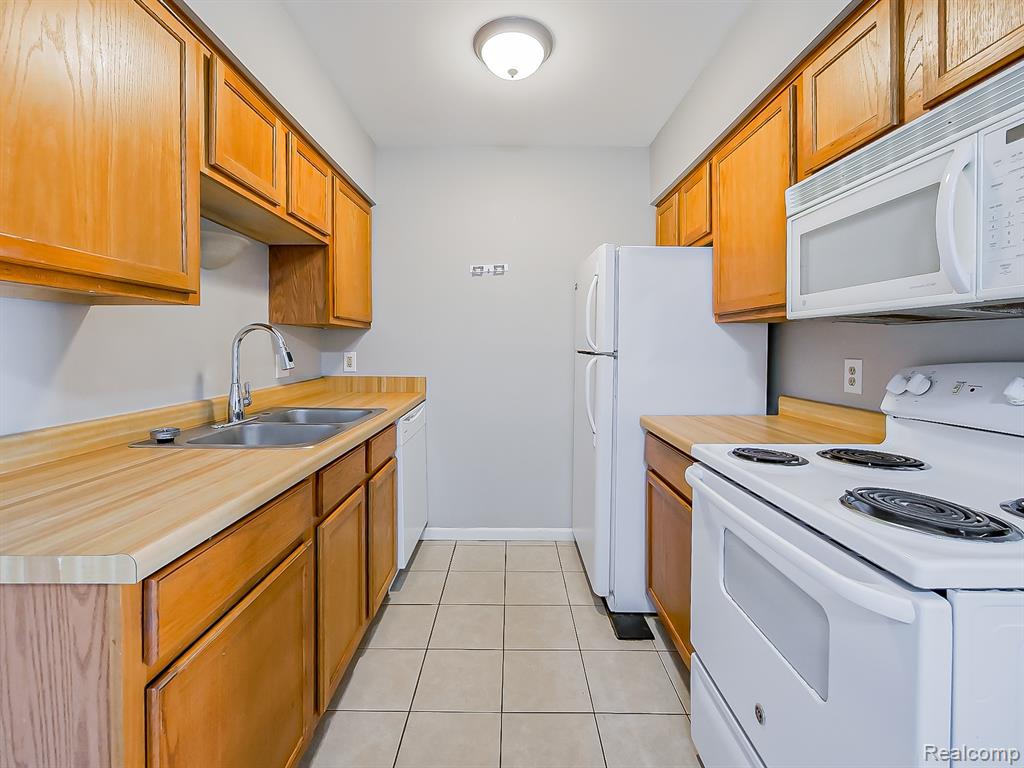 121 East Van Riper Road, Unit 6 Fowlerville, MI 48836 - Photo 6 of 23