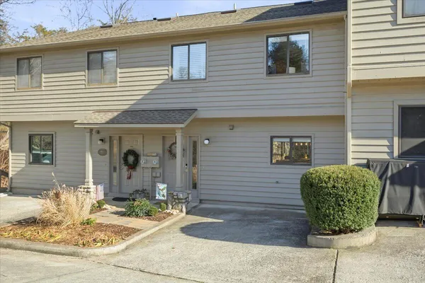 $599,000 | 219 Shoreline Drive, Unit 122, Moneta, VA 24121