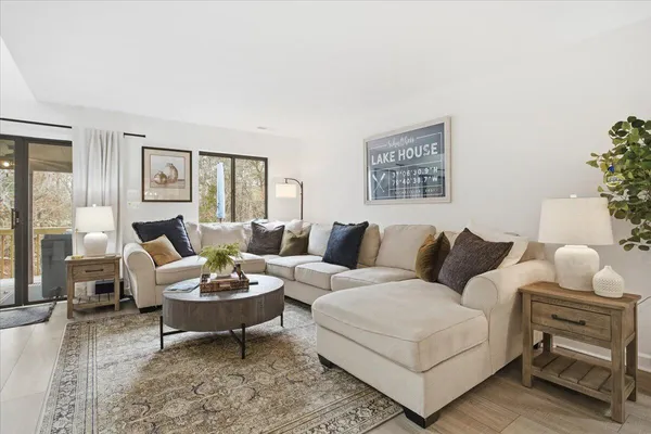 $599,000 | 219 Shoreline Drive, Unit 122, Moneta, VA 24121