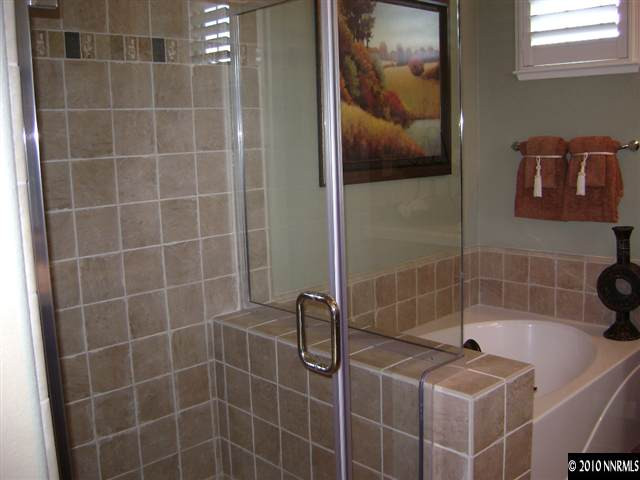 1920 A Wind Ranch Road, Unit A Reno, NV 89521 - Photo 3 of 4 a bathroom with a bathtub