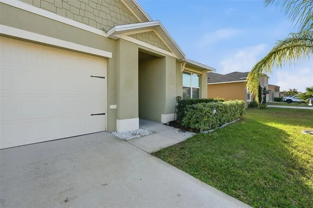 $2,100 | 2633 Grand Central Avenue, Tavares, FL 32778