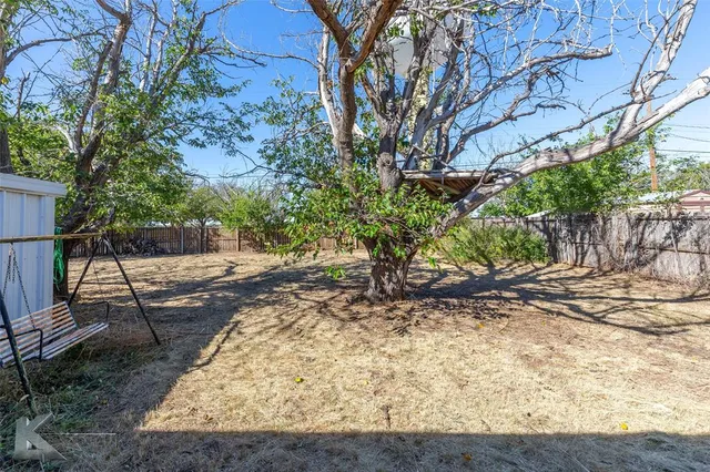 a view of a backyard