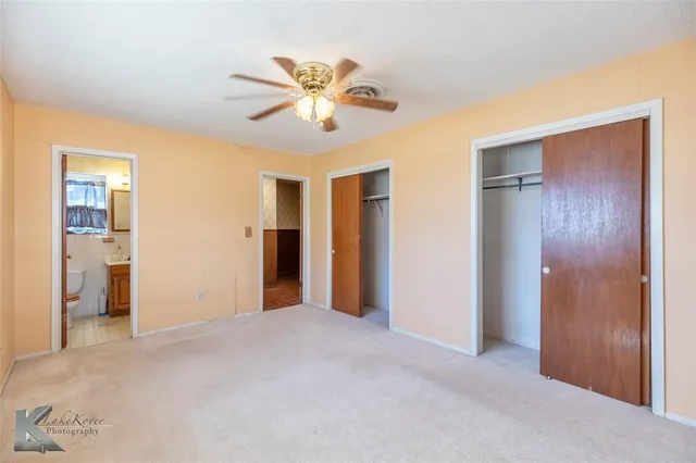 a view of empty room with window