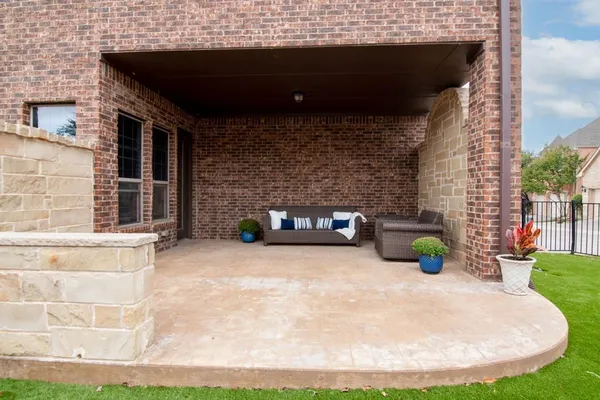 a view of a backyard of the house