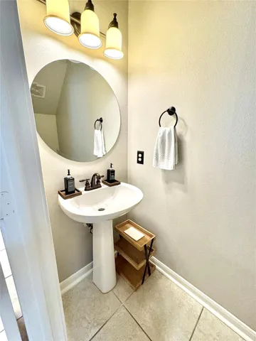 $2,400 | 195 Blushwood Place, The Woodlands, TX 77382