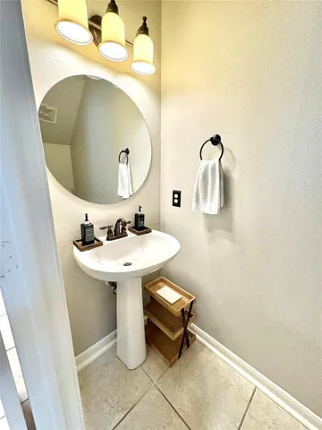 $2,400 | 195 Blushwood Place, The Woodlands, TX 77382