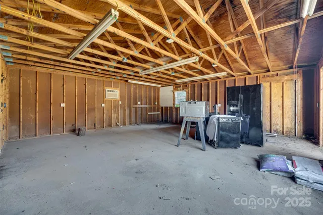 a view of livingroom with furniture