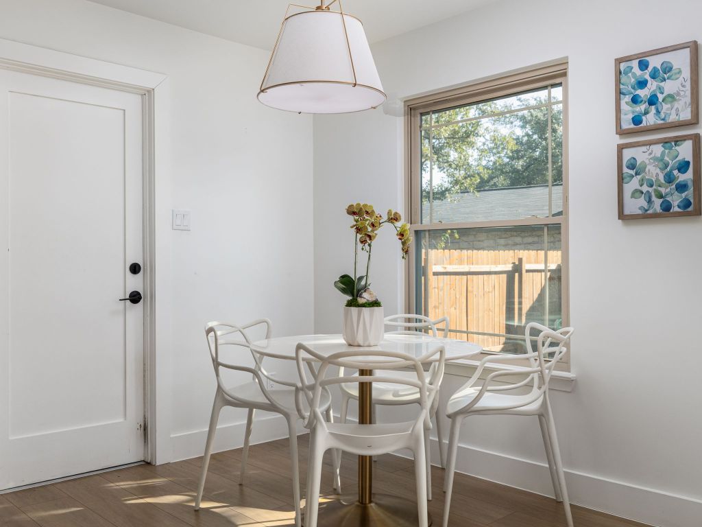 5001 Summerset Trail Austin, TX 78749 - Photo 5 of 11 a dining room with furniture and window