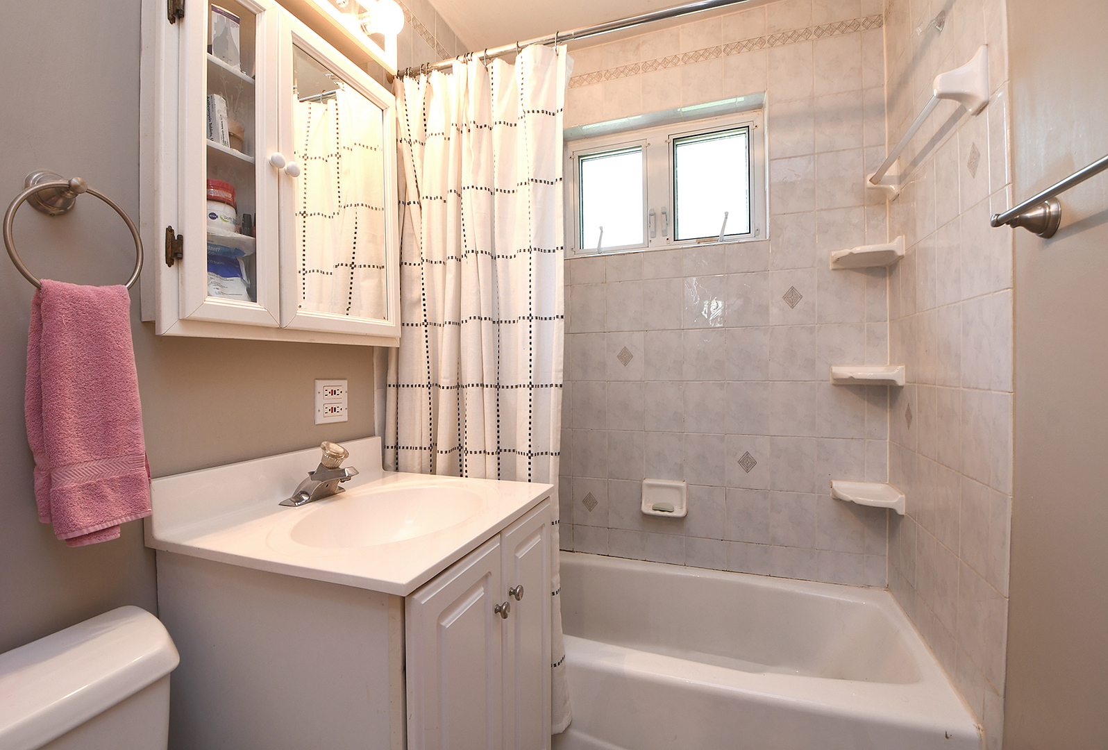 2242 Spruce Road Homewood, IL 60430 - Photo 10 of 15 a bathroom with a tub sink and mirror