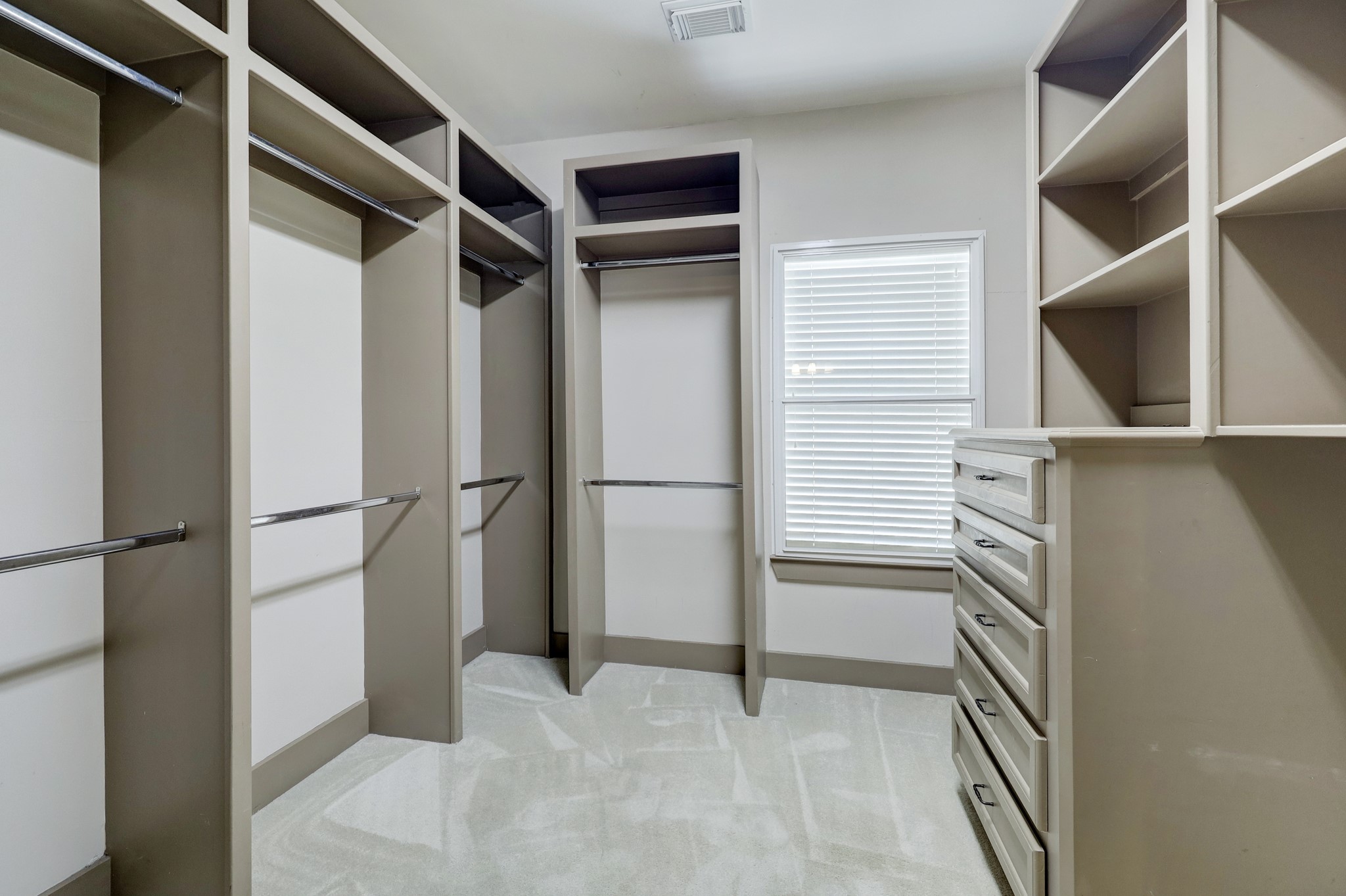 953 Patterson Street Houston, TX 77007 - Photo 12 of 14 a view of walk in closet