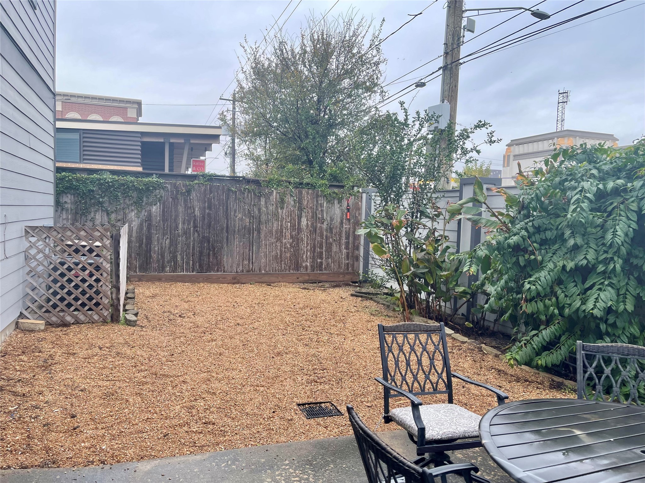 953 Patterson Street Houston, TX 77007 - Photo 14 of 14 a backyard of a house with table and chairs