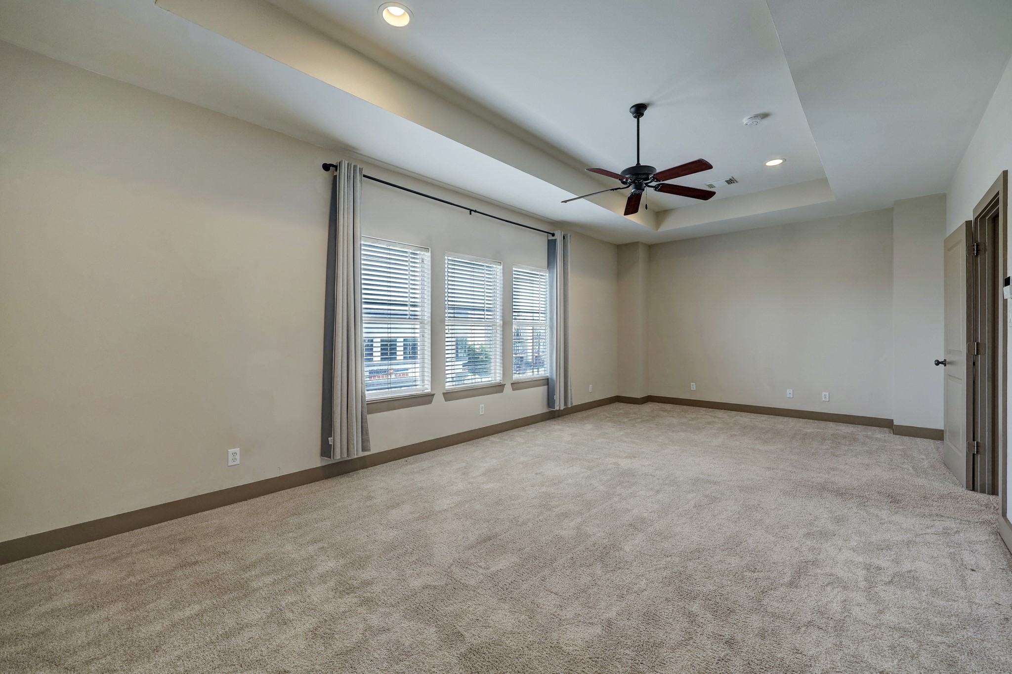 953 Patterson Street Houston, TX 77007 - Photo 9 of 14 a view of a livingroom with a ceiling fan and window
