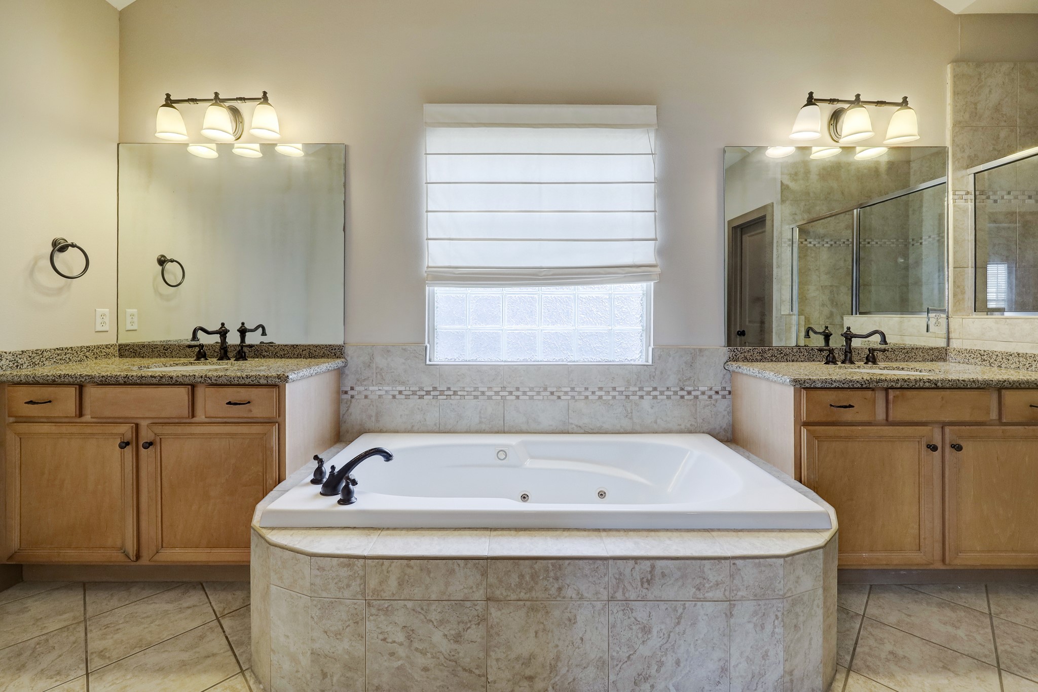 953 Patterson Street Houston, TX 77007 - Photo 10 of 14 a bathroom with a bathtub a mirror a sink and vanity