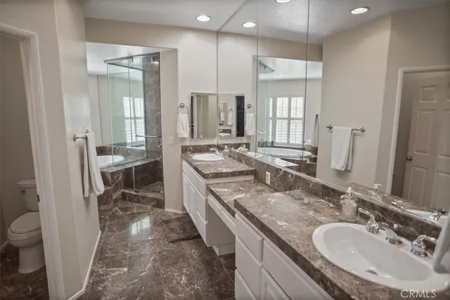 a view of livingroom with furniture