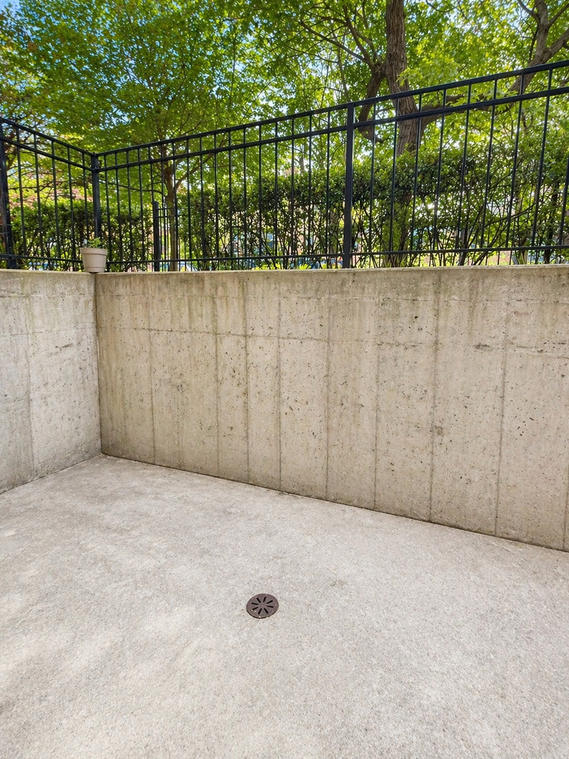 4237 North Kenmore Avenue, Unit GN Chicago, IL 60613 - Photo 4 of 12 a view of backyard with wooden fence