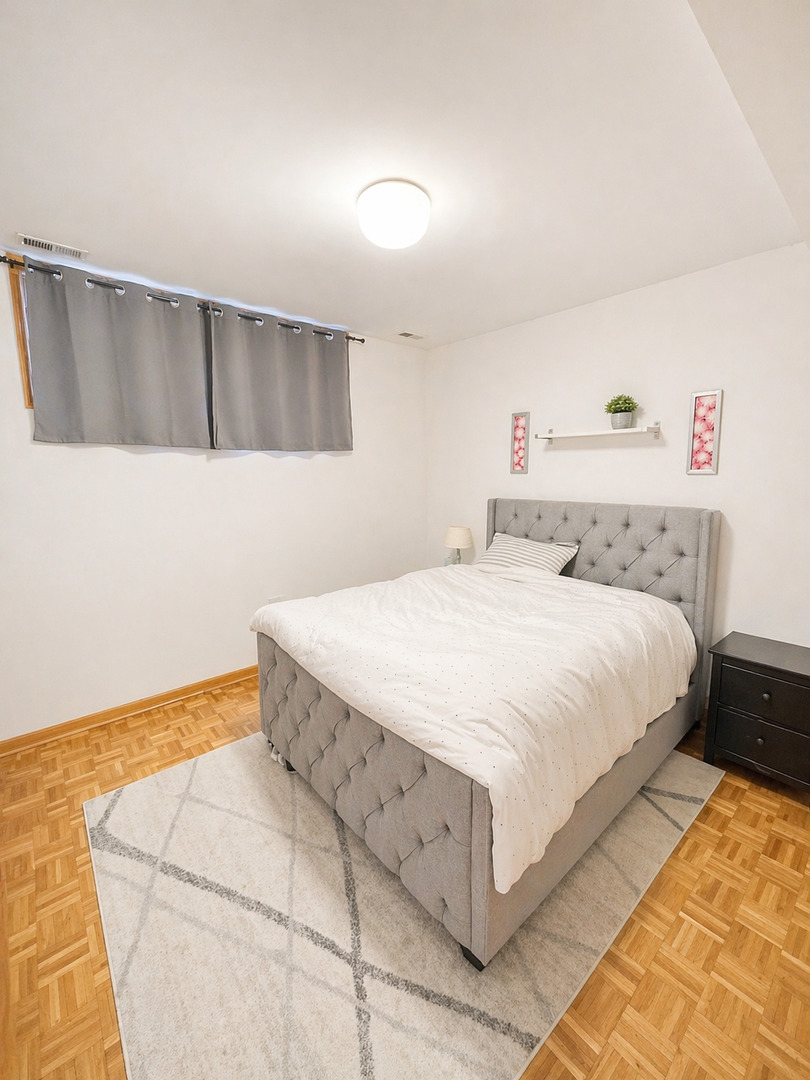 4237 North Kenmore Avenue, Unit GN Chicago, IL 60613 - Photo 9 of 12 a bedroom with a bed and a painting