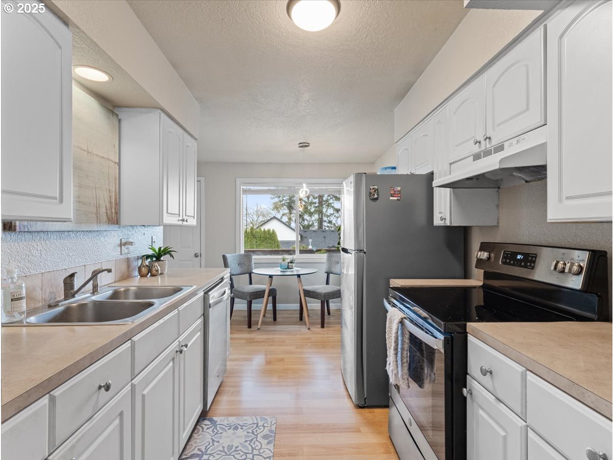 2102 Kelly Road, Unit 3 Vancouver, WA 98665 - Photo 11 of 20 a kitchen that has a lot of cabinets in it and appliances